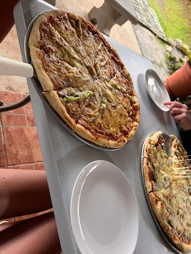 Dvije pizze iz peći poslužene na terasi Bistro Pizzerije Megi