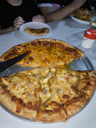 Pizza iz peći narezana na ploči